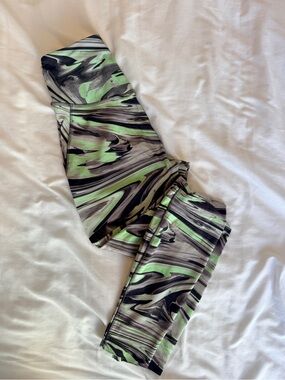 Women’s Green Marble-Print Active Leggings